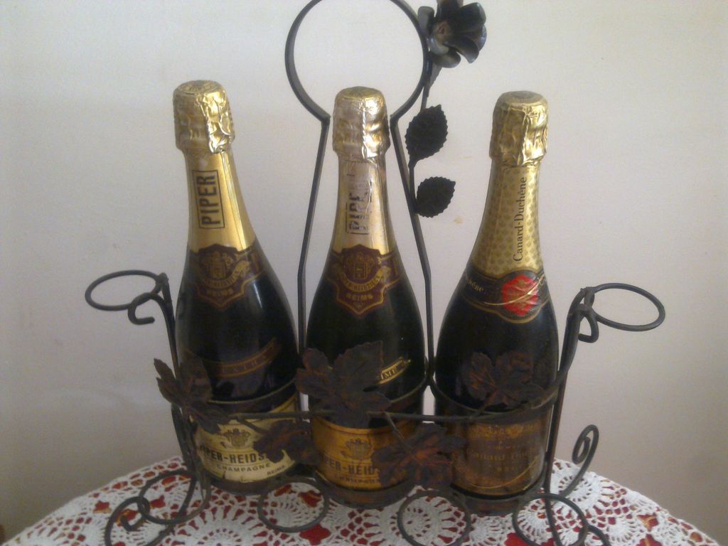 3855747 N 3 bottiglie di champagne anno